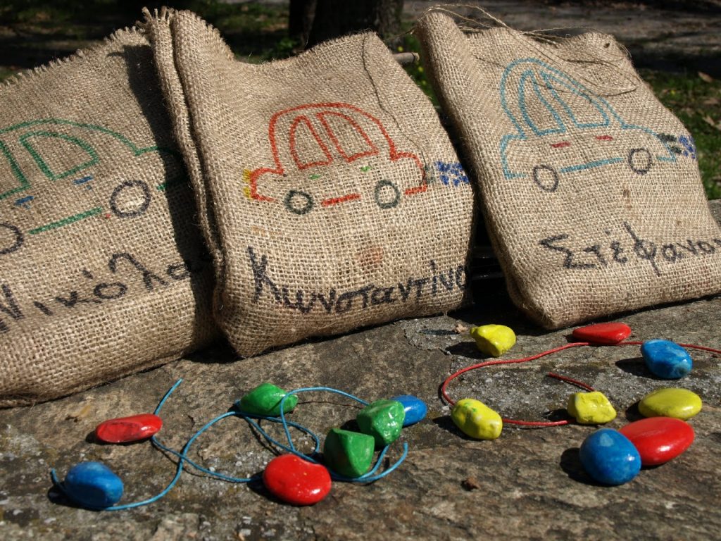 Φτιάχνουμε τρίλιζα με πετρούλες και λινάτσα