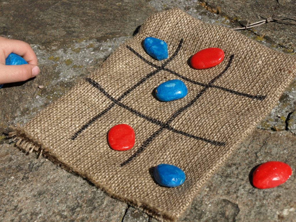 Φτιάχνουμε τρίλιζα με πετρούλες και λινάτσα