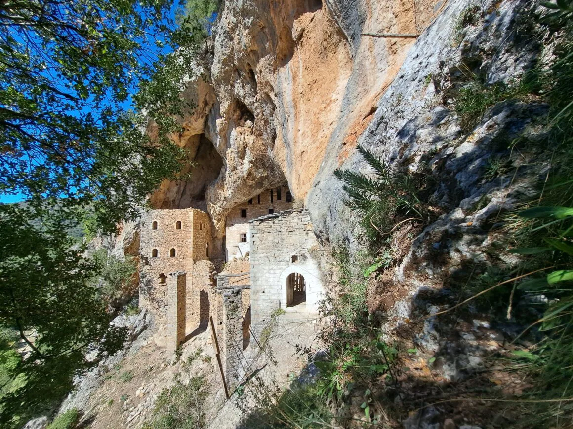 Το σπηλαιομονάστηρο της Αγίας Κυριακής στη Βαμβακού