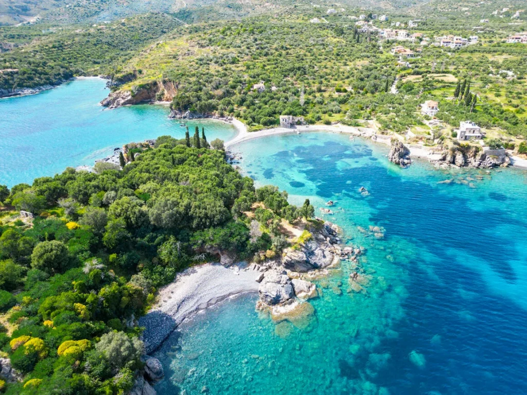 μικροσκοπικές παραλίες Μάνης