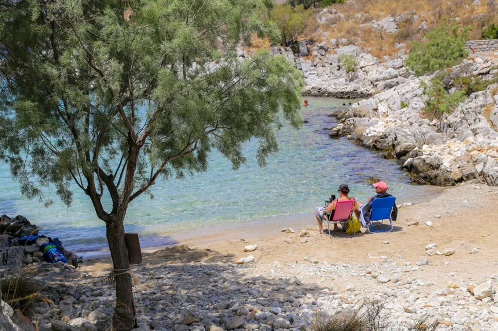 μικροσκοπικές παραλίες Μάνης