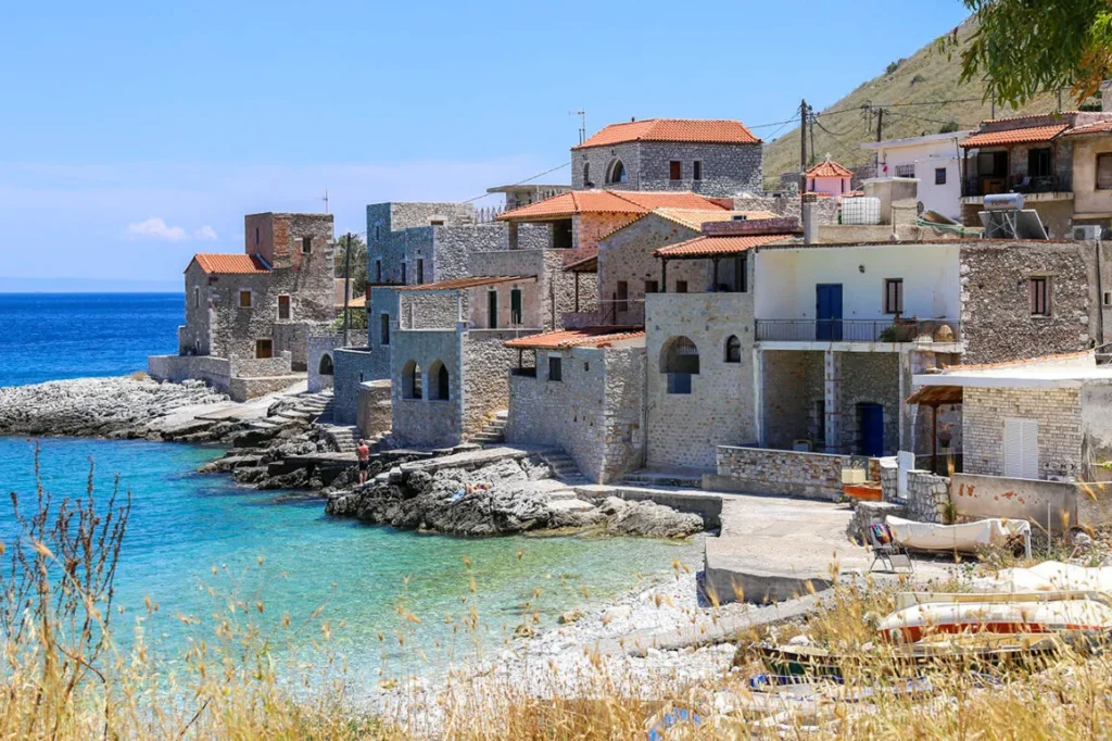 μικροσκοπικές παραλίες Μάνης