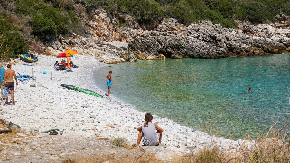 μικροσκοπικές παραλίες Μάνης