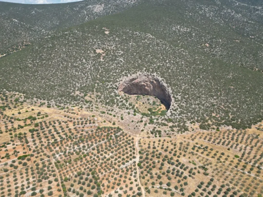 Δίδυμα σπήλαια Αργολίδας